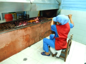 Un cuy se asa durante 40 minutos en el asadero de cuyes Pinzón, en Pasto. Foto: Juan Uribe