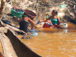 La vida en la comunidad de Venado gira en torno al río Inírida. Foto: Juan Uribe
