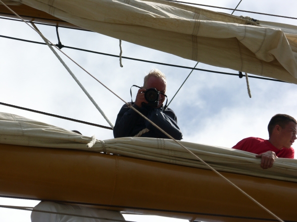 Stephan Riedel asegura que el mejor programa que le pueden proponer es salir a tomar fotos. Aquí, en el buque Gloria, durante una travesía por Suramérica en 2010. Foto: Cortesía de Stephan Riedel.