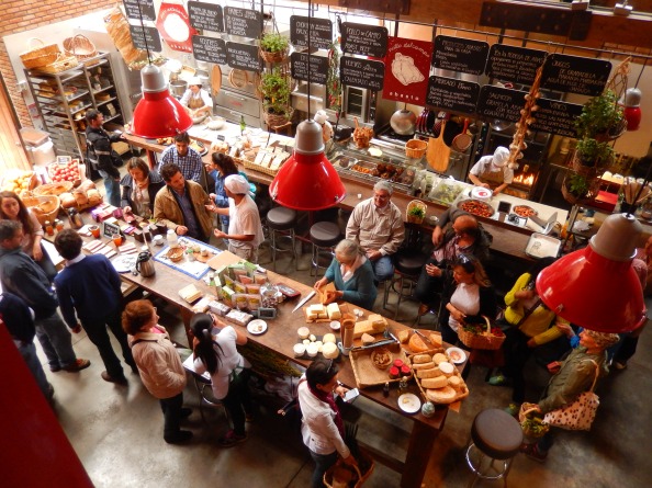 Productores de alimentos orgánicos se reúnen el primer sábado de cada mes en Abasto Bodega, en Usaquén, en el norte de Bogotá. Foto: Juan Uribe