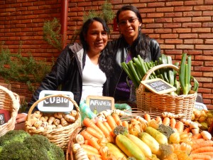 Anaís Muñoz (izquierda) y Andrea Montoya representan a siete productores campesinos de Usme, Ciudad Bolívar y Sumapaz, en el suroriente de Bogotá. Foto: Juan Uribe 