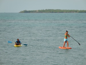 Algunos salen en kayak (izquierda); otros se montan en un 'paddle board' – una tabla sobre la que se avanza de pie, hundiendo un remo en el agua. Foto: Juan Uribe