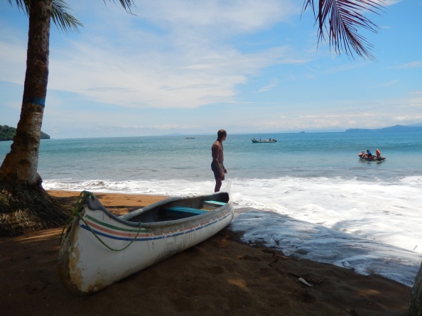 La espuma llega suavemente hasta la arena frente al hotel Playa de Oro Lodge, en Huina, 20 minutos al sur de Bahía Solano (Chocó). Foto: Juan Uribe