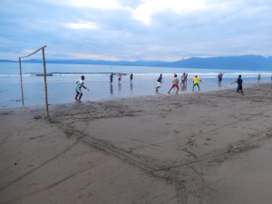 La marea baja en Huina cada 15 días y deja una franja de arena de unos 60 metros en los que se puede jugar fútbol. Foto: Juan Uribe